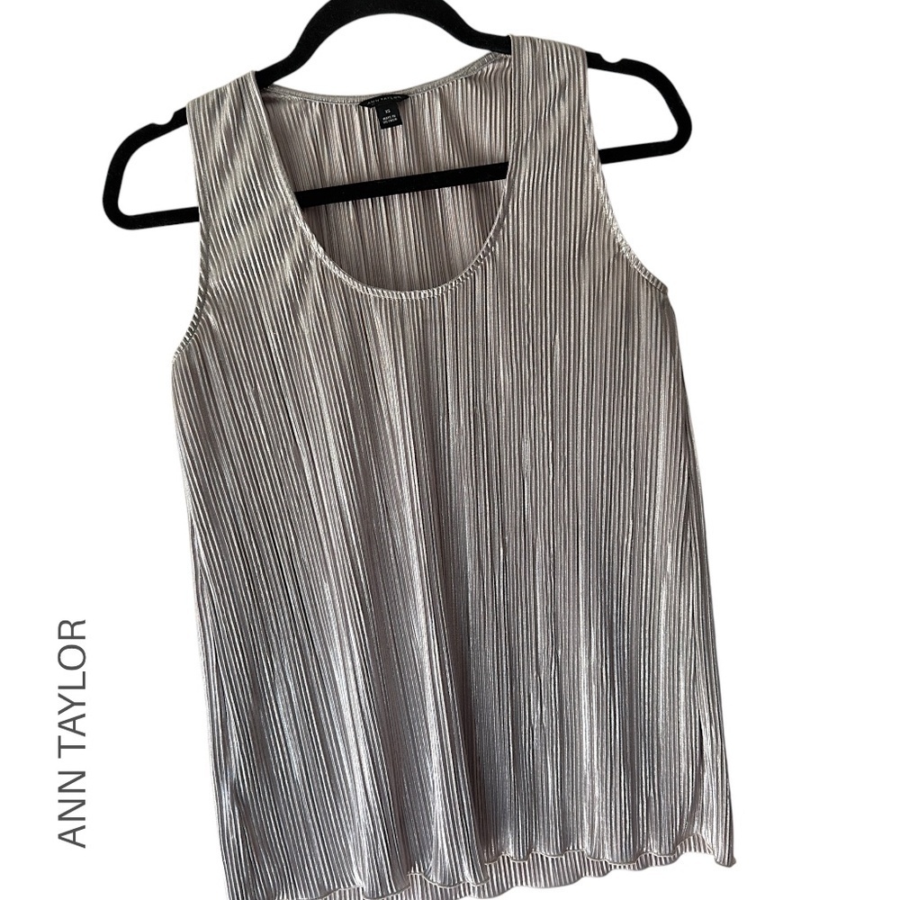 ANN TAYLOR | NWOT SLEEVELESS PLISSÉ METALLIC SILVER PLEATED TOP | EXTRA SMALL
